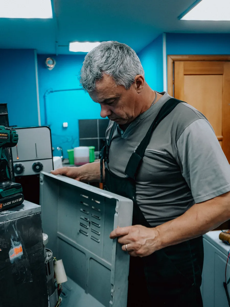 Técnico avaliando um eletrodoméstico antes de passar o orçamento