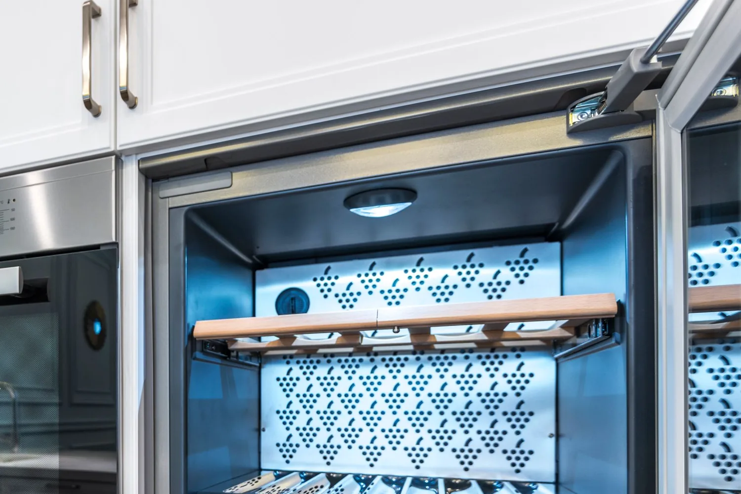 Frigobar de embutir de alto padrão com porta de vidro e iluminação interna